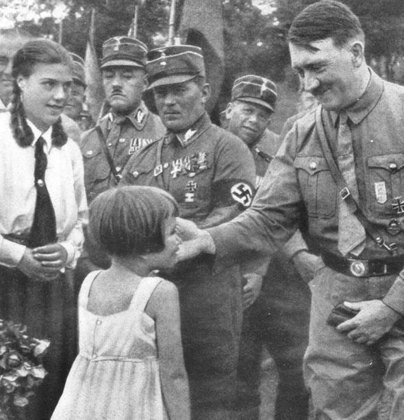 Theo nhà độc tài Hitler, "chủng tộc thượng đẳng" Aryan là những người mang các đặc điểm như: tóc vàng, mắt xanh và da trắng.