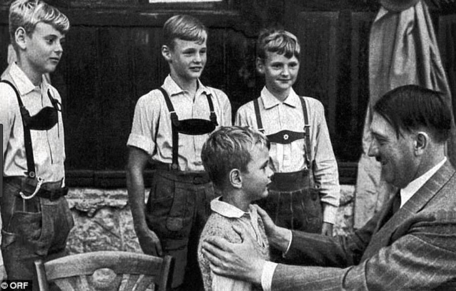 Do vậy, nhà độc tài Hitler đã chủ trương tiêu diệt hết các chủng tộc được coi là “hạ đẳng”.