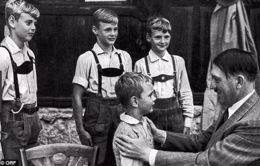 Do vậy, nhà độc tài Hitler đã chủ trương tiêu diệt hết các chủng tộc được coi là “hạ đẳng”.