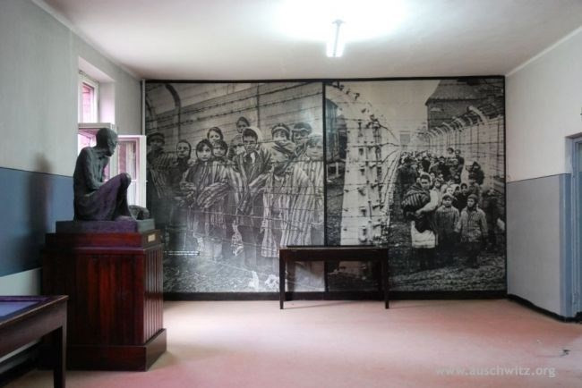 Hàng trăm tù nhân người Do Thái được đưa đến phòng hơi ngạt rồi bơm khí độc vào khiến các nạn nhân ngạt đến chết.