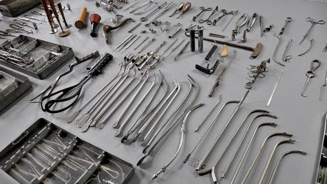 Theo một số tài liệu, Clauberg đã dùng một loại acid lỏng để bơm vào tử cung khoảng 300 nữ tù nhân. Vị bác sĩ "đồ tể" này không dùng thuốc gây mê cho bất cứ trường hợp nào.