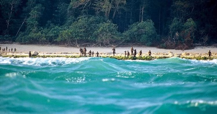 Với diện tích khoảng 59,6 km2, Đảo Bắc Sentinel trên Ấn Độ Dương là nơi sinh sống của tộc người Sentinel. Đây được cho là bộ lạc bí ẩn nhất thế giới.