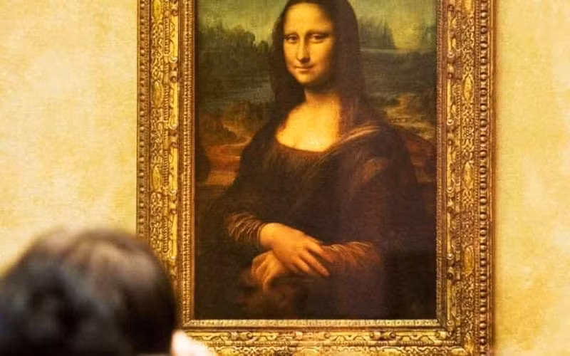 Bên cạnh đó, một số giả thuyết khác được đưa ra như Mona Lisa thực chất là nữ quý tộc Isabella d'Este hay Costanza Keyboardvalos. Thậm chí, có người còn cho rằng gương mặt trong tranh giống của một người đàn ông.