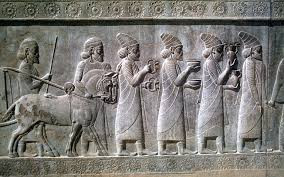 Phạm nhân sẽ bị trói ở ngoài cung điện suốt nhiều tuần. Những người đi qua có thể chửi rủa, sỉ nhục hay đánh đập họ.