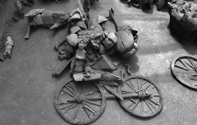 Các chuyên gia suy đoán việc tìm thấy đội quân đất nung dùng để bảo vệ Lưu Hoành ở thế giới bên kia thì rất có khả năng còn có một ngôi mộ gần đó. Mộ cổ đó rất có thể là nơi chôn cất một thành viên hoàng tộc Trung Quốc thời xưa.