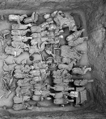 Tượng kỵ binh, bộ binh, nhạc công và chòi canh trong lăng mộ của Lưu Hoành trông giống hệt Đội quân Đất nung bảo vệ lăng mộ Tần Thủy Hoàng.