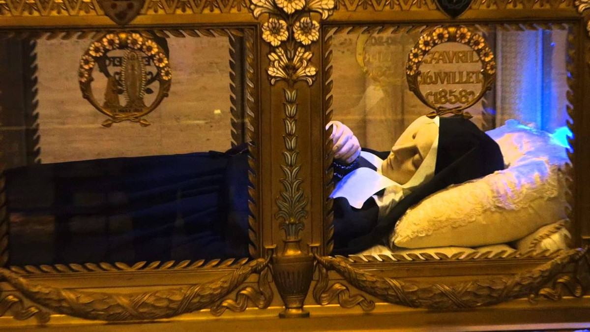 Vào năm 1879, bà qua đời vì bệnh phong thấp. Khi ấy, bà 35 tuổi. Một điều kỳ diệu đã xảy ra sau khi qua đời. Cụ thể, khi hội Thiên Chúa Giáo khai quật mộ bà thì kinh ngạc phát hiện thi hài của bà không hề bị phân hủy.