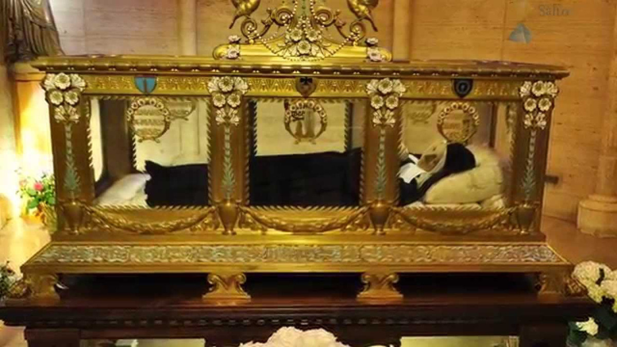 Kể từ đó, bà luôn tích cực tham gia các hoạt động xã hội, trong đó có làm công việc y tá để giúp đỡ người bệnh dù bản thân cũng hay đau ốm.