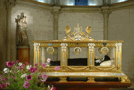 Gương mặt thánh thiện giống như đang ngủ say của Thánh Bernadette khiến giới chuyên gia cũng như công chúng tò mò vì sao thi hài của bà được bảo quản tốt đến vậy.