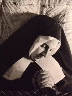 Ngày nay, mọi người có thể ngắm nhìn và tỏ lòng tôn kính trước thi hài hoàn hảo của Thánh Bernadette tại nhà nguyện ở Nevers, Pháp.