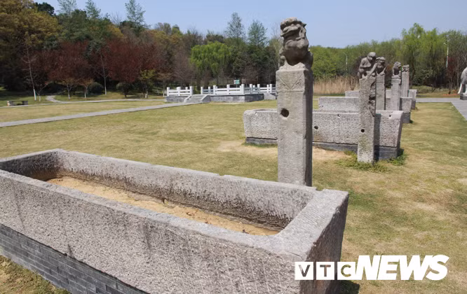 Bi an lang mo vi dai nhat TG, chua hang ngan tan bau vat-Hinh-6