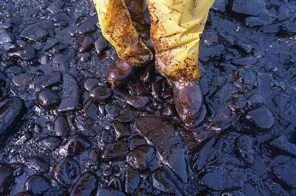 Theo giới chức trách, vụ tràn dầu Exxon Valdez đã khiến biển Alaska bị ô nhiễm 18.000 km2.