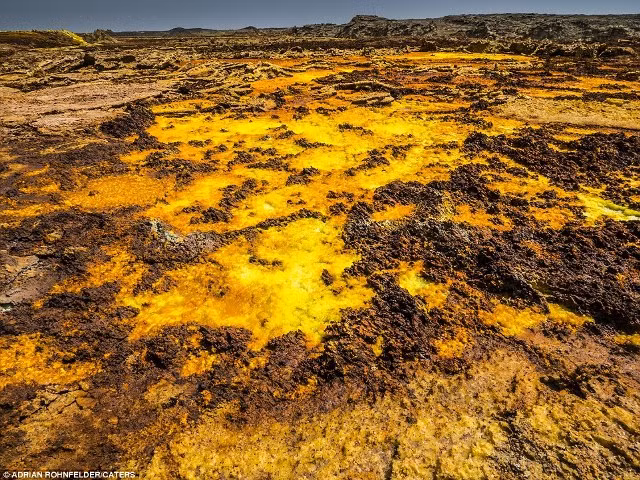 Điều kiện khí hậu ở "cánh đồng vàng" Dallol vô cùng khắc nghiệt khi là một trong những nơi nóng nhất trên thế giới.