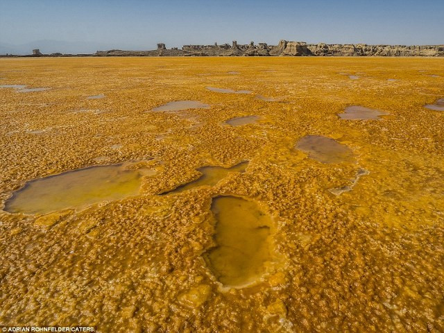 Khi đặt chân đến Dallol, nhiều người không khỏi ngỡ ngàng, sững sờ như thể lạc bước đến một hành tinh khác.
