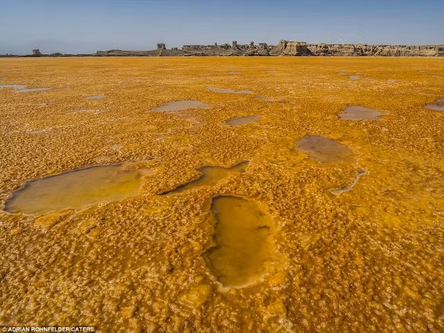 Khi đặt chân đến Dallol, nhiều người không khỏi ngỡ ngàng, sững sờ như thể lạc bước đến một hành tinh khác.