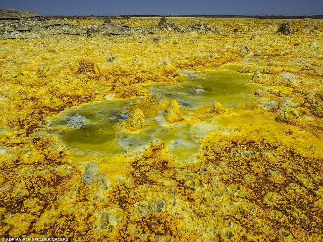 Bên dưới "cánh đồng vàng" này là dòng nham thạch sôi sùng sục, cách mặt đất khoảng 20 km.