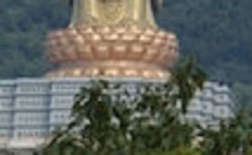 Trung Nguyên Đại Phật có tổng chiều cao là 208m. Trong đó, phần thân tượng cao 108m, đài sen cao 20m và phần bệ đỡ bên dưới là 80m.