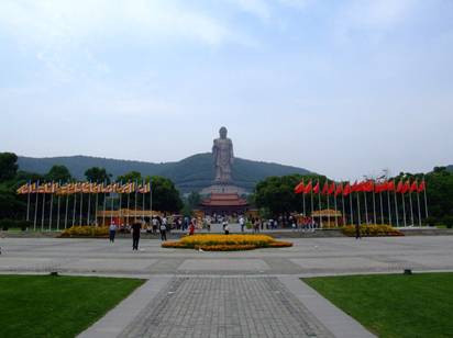 Đặc biệt, một số người cho hay khi đứng ở phía dưới bức tượng đều có cảm giác dường như đôi mắt của tượng Phật luôn hướng theo và che chở cho họ.