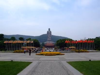 Đặc biệt, một số người cho hay khi đứng ở phía dưới bức tượng đều có cảm giác dường như đôi mắt của tượng Phật luôn hướng theo và che chở cho họ.