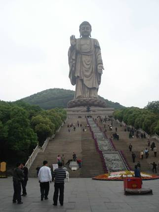 Hàng năm có rất nhiều du khách tới đây để chiêm ngưỡng và tỏ lòng tôn kính trước pho tượng Linh Sơn Đại Phật.
