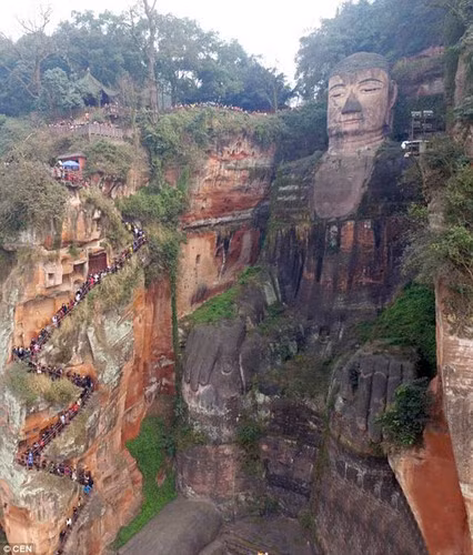 Đặc biệt, Lạc Sơn Đại Phật còn nổi tiếng thế giới với những điềm báo tương lai thông qua những lần rơi lệ.