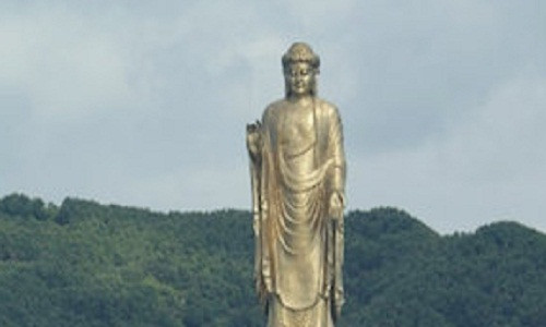 Người ta đã sử dụng 3.300 tấn đồng và 108 cân vàng để tạo nên bức tượng Phật cao nhất thế giới.