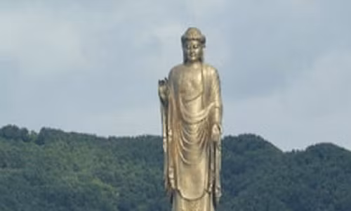 Người ta đã sử dụng 3.300 tấn đồng và 108 cân vàng để tạo nên bức tượng Phật cao nhất thế giới.