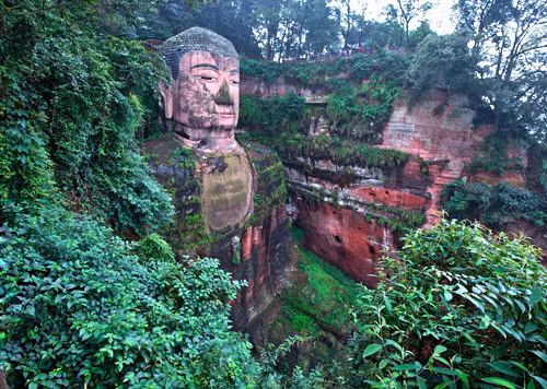 Theo truyền thuyết, trước khi được xây dựng, khu vực nơi bức tượng Lạc Sơn Đại Phật tọa lạc thường xảy ra những vụ tai nạn thuyền bè bí ẩn khiến nhiều người bỏ mạng.