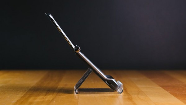 Với đường nét thanh mảnh, Razr V3 từng là “siêu mẫu” của làng điện thoại.