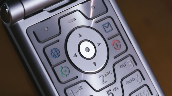 Máy có phím đường hướng dạng tròn cùng một vài phím chuyên dụng cho các tác vụ như mở trình duyệt web và nhắn tin.