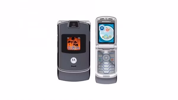 Đến năm 2005, Razr V3 đã được bán ra với nhiều đối tác nhà mạng tại Mỹ hơn và nhiều quốc gia hơn nữa. Chiếc V3c là phiên bản hỗ trợ băng tần CDMA cho nhà mạng Verizon và Sprint trong khi đó V3i là bản có camera với độ phân giải tăng lên 1,23 MP và bổ sung cổng cắm micro-SD.