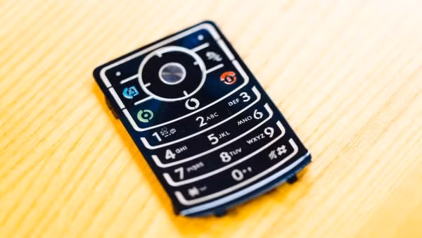 Bàn phím của dòng Razr V3 thực sự “kì diệu” với thiết kế siêu mỏng nhưng vẫn đủ thoải mái khi sử dụng. Dù vậy, người dùng có thể sẽ cảm thấy khá lạ tay và trơn lúc mới làm quen.