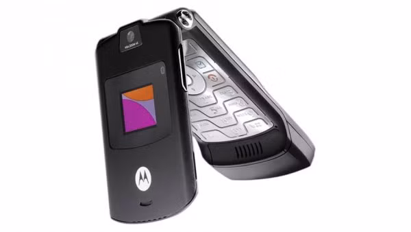 Sau màu bạc, Razr V3 có thêm phiên bản màu đen. Nó sở hữu phần ngoại hình có vẻ trơn tru hơn thiết bị tiền nhiệm, tuy nhiên vẫn có nhiều điểm chung.