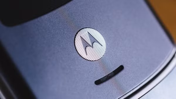 Logo Motorola bên ngoài cũng được hoàn thiện tinh tế.