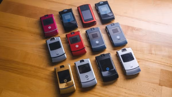  Motorola Razr V3 ra mắt khá âm thầm vào mùa hè năm 2004. Thay vì có một sự kiện họp báo riêng, CEO Motorola lúc bấy giờ là Ed Zander giới thiệu nó tại một hội thảo dành cho các nhà đầu tư. Đến nay, Razr V 3 vẫn là một ví dụ điển hình về thiết kế xuất sắc của ngành công nghiệp.