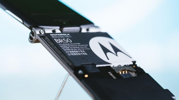 Thiết kế viên pin của Razr V3 cũng siêu mỏng so với điện thoại lúc bất giờ và đây thực sự là một sự đột phá khi nó vẫn mang lại thời lượng 7 giờ đàm thoại và 12 ngày thời gian chờ.