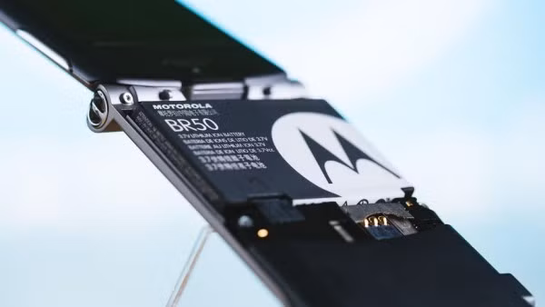 Thiết kế viên pin của Razr V3 cũng siêu mỏng so với điện thoại lúc bất giờ và đây thực sự là một sự đột phá khi nó vẫn mang lại thời lượng 7 giờ đàm thoại và 12 ngày thời gian chờ.