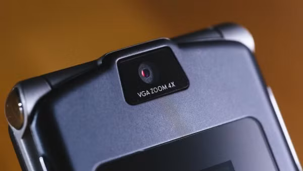 Razr V3 cũng được trang bị camera VGA (không thể quay video), kết nối Bluetooth, hỗ trợ định dạng MP3, cuộc gọi thoại và loa.