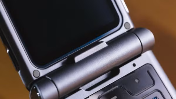 Mặc dù có ngoại hình “mong manh”, Razr có thân máy cấu thành kim loại cực kì chắc chắn. Phần bản lề máy khá mạnh mẽ - một đặc điểm quan trọng của điện thoại nắp gập.