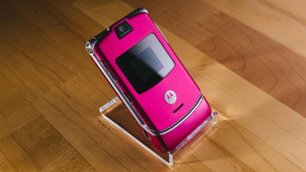 Dòng Razr có khá nhiều phiên bản màu hồng khác nhau. Chiếc máy này có tên V3t và là sản phẩm độc quyền của T-Mobile.