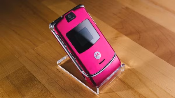 Dòng Razr có khá nhiều phiên bản màu hồng khác nhau. Chiếc máy này có tên V3t và là sản phẩm độc quyền của T-Mobile.