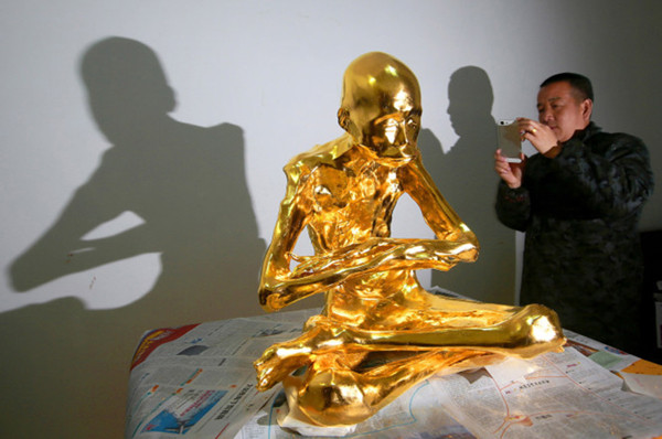 Sau cùng, thi hài nhà sư Phúc Hậu được khoác lên người bộ áo cà sa và đặt trong tủ kính để các phật tử và công chúng chiêm ngưỡng, tỏ lòng tôn kính.