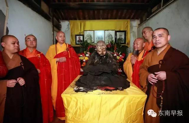 Thường ngày, nhà sư Phúc Hậu rất ít nói và hiếm khi tiếp xúc với thế giới bên ngoài.