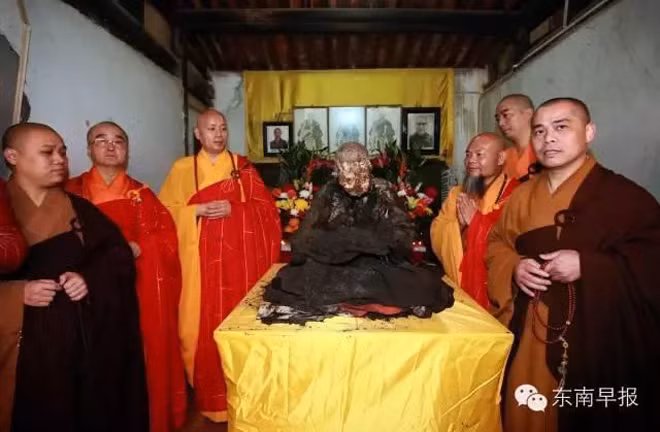 Thường ngày, nhà sư Phúc Hậu rất ít nói và hiếm khi tiếp xúc với thế giới bên ngoài.