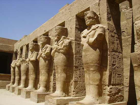 Nằm phía đông của sông Nile, đền Karnak được xây dựng từ năm 1580 - 1160 năm trước Công nguyên. Công trình khổng lồ này không chỉ được xây dựng dưới thời một pharaoh mà được hoàn thành bởi gần 30 nhà vua Ai Cập nối tiếp nhau.