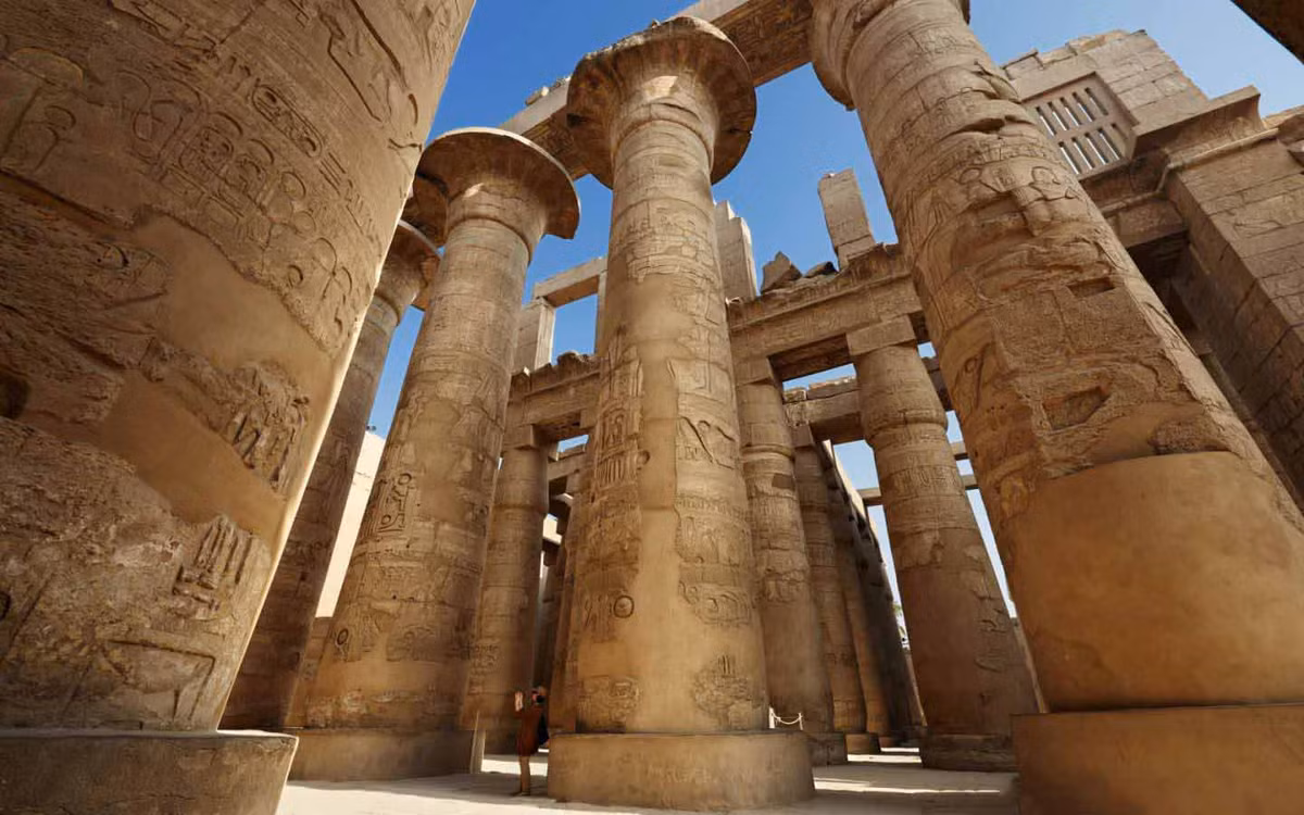 Là đền thờ thần mặt trời Amun-Ree (Ree tiếng Arab là mặt trời), Karnak là quần thể đền lớn nhất Ai Cập còn tồn tại cho đến ngày nay.