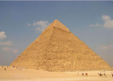 Ban đầu, kim tự tháp Giza có chiều cao lên tới 147m. Trải qua nhiều thế kỷ và sự xói mòn bởi mưa nắng, ngày nay kỳ quan này chỉ còn 139m.