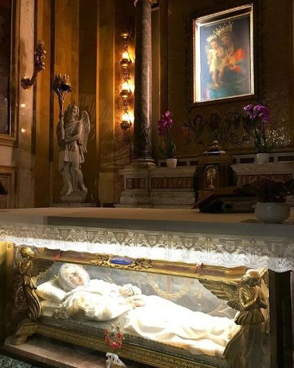 Bà được biết đến là người có thể "nhìn thấy" mọi thứ sẽ xảy ra trong tương lai, hiện tại và quá khứ.