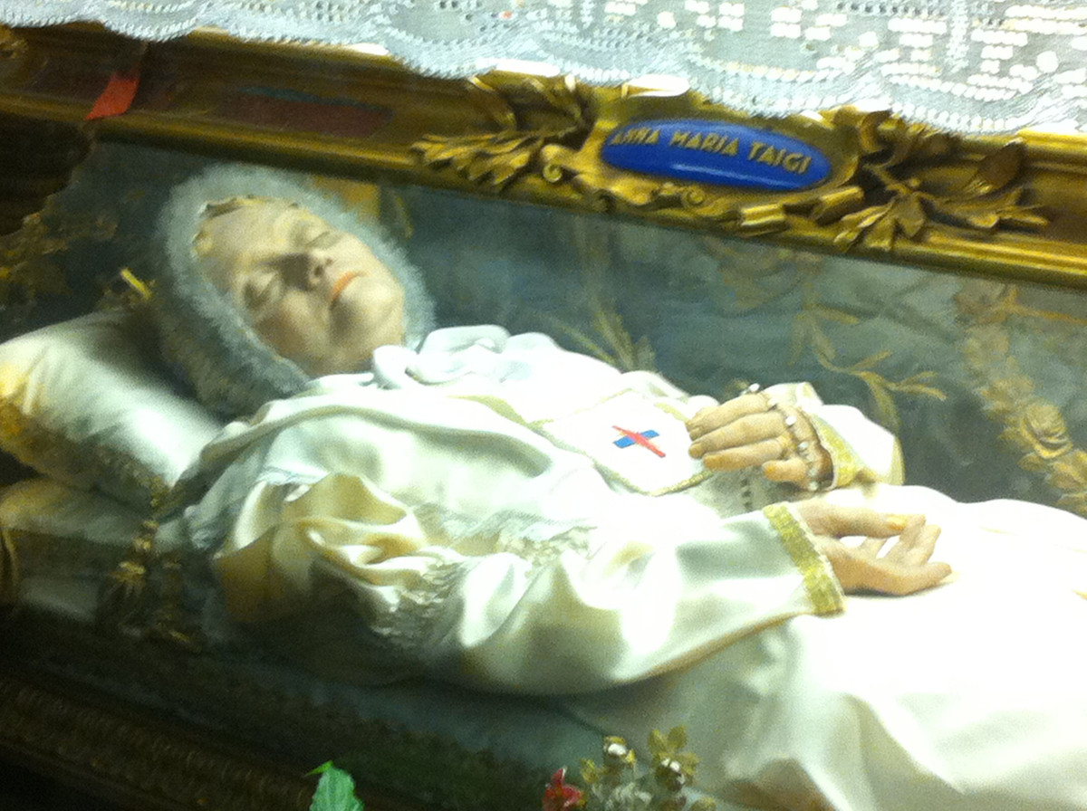 Vào năm 1868, người ta khai quật ngôi mộ của bà Anna Maria Taigi thì vô cùng kinh ngạc bởi thi hài không có dấu hiệu phân hủy.