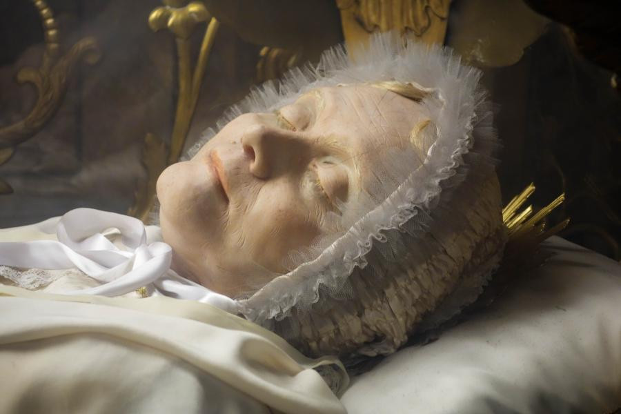 Gương mặt của Anna Maria Taigi vẫn phúc hậu, căng mịn và trông giống như đang ngủ say dù đã qua đời cách đó 31 năm.